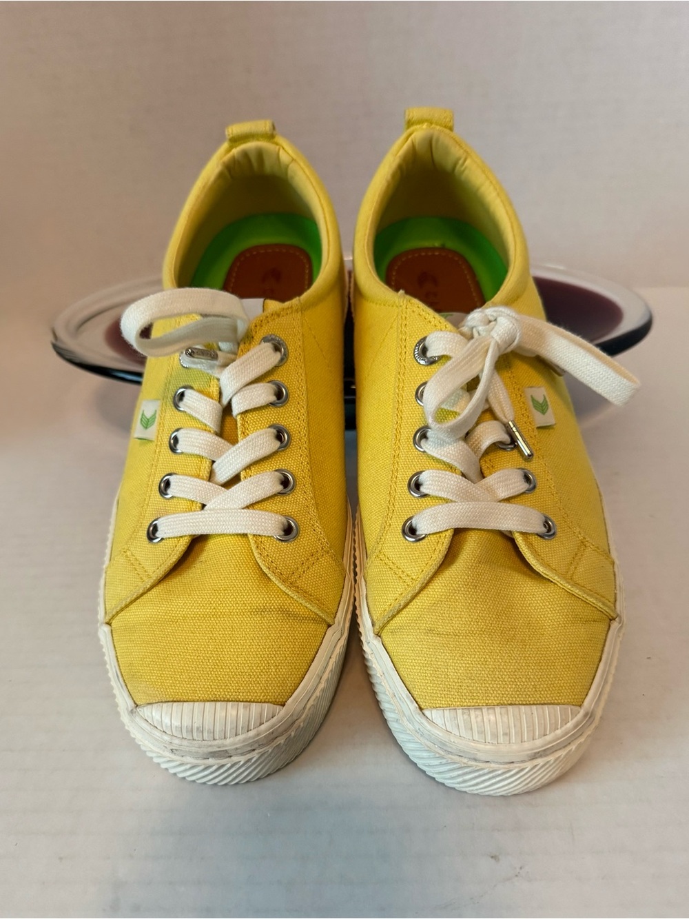 Canvas sneakers, Cariuma OCA
Low, Yellow